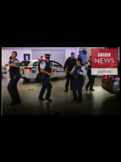 [x]踊る警察官 動画がSNSで話題に - YouTube