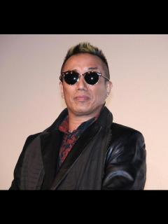[x]長渕剛：3歳の愛孫・ララちゃんとの“顔出し”ツーショットに反響 「世界一のZyZy」「天使を抱っこしてるかと」