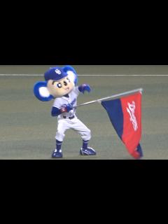 [x]振り向いたらすぐそばに野間がいてビックリしたドアラのリアクション（笑） (2022/09/07) - YouTube