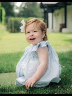 [x]Prince Harry, Meghan release new photos of daughter Lilibet