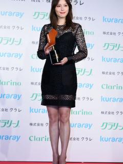 [x]広瀬アリス、超ミニワンピで美脚披露 大胆衣装に赤面「普段出さないので…」 吉瀬美智子も絶賛 『CANADEL』新CM発表会 - YouTube