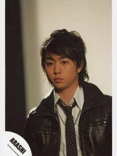 [x]駿河屋 - 嵐/櫻井翔/黒コート/バストアップ/目線斜め/公式生写真（男性生写真）