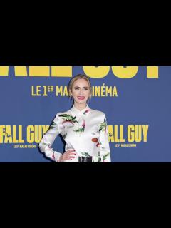 [x]エミリー・ブラント、全身に野菜がプリントされたロエベのドレスでプレミアに登場｜ハーパーズ バザー（Harper's BAZAAR）公式