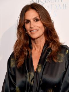 [x]シンディ・クロフォード、約40年前の写真を再現して“年齢を重ねること”を祝福！｜ハーパーズ バザー（Harper's BAZAAR）公式