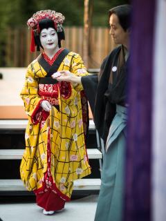 [x]歌舞伎「刀剣乱舞 月刀剣縁桐」公開舞台けいこ 尾上松也、尾上右近ら出演 - YouTube