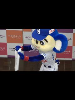 [x]ファンとの距離が近すぎて圧迫されてるドアラ（笑） (2024/01/08) - YouTube