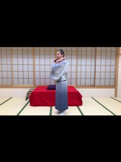 [x]落語芸協協会、細かすぎて伝わらない楽屋モノマネ〜着物かけられ待ち姿勢シリーズ - YouTube